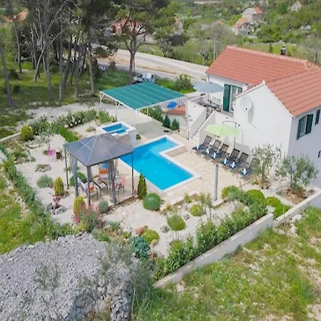 Ferienhaus Ela *